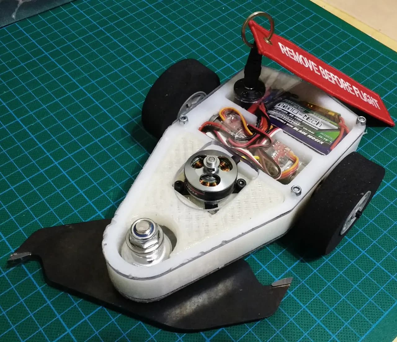 Scratch, robot de combate blanco impreso en 3D, con barra horizontal y ruedas de foam