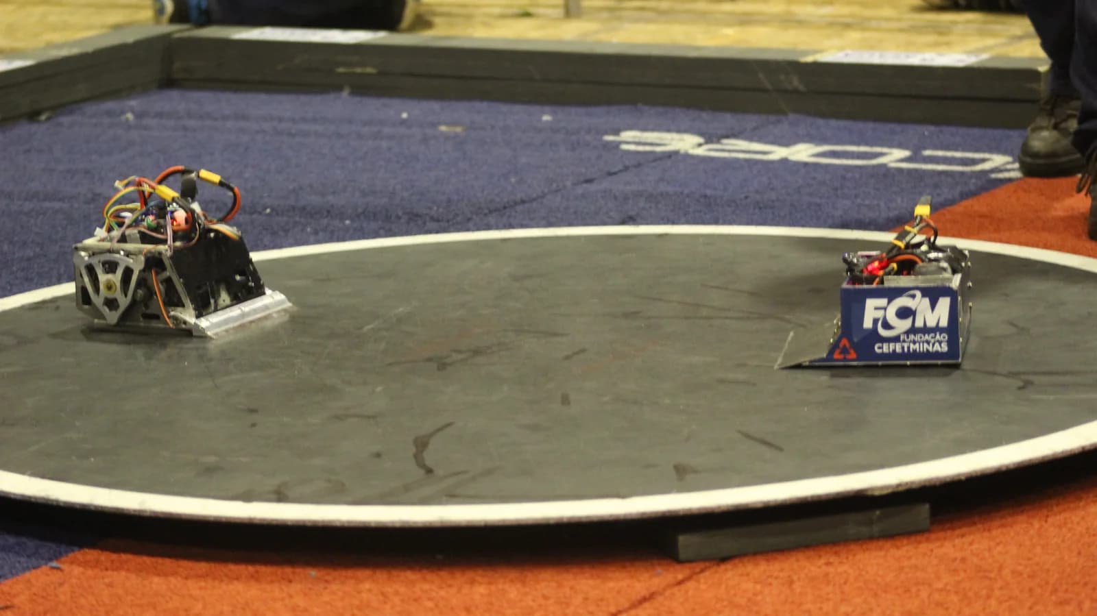 Dos robots de sumo de 3 kg enfrentados sobre un dohyo