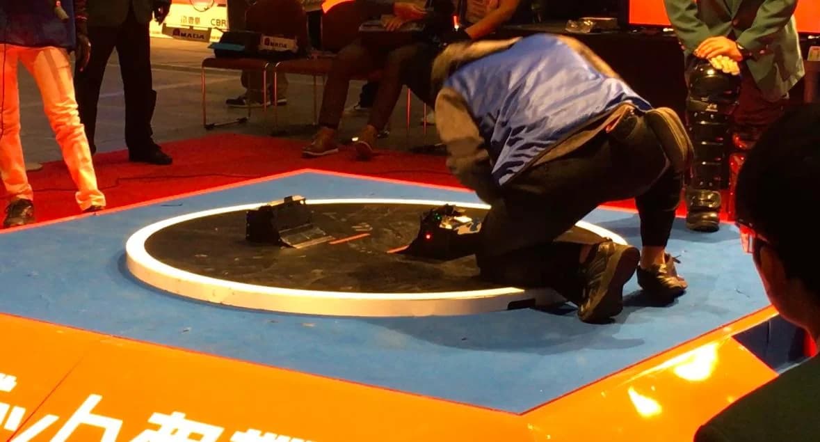 Preparación de dos robots sobre el dohyo del All Japan Robot-Sumo 2018