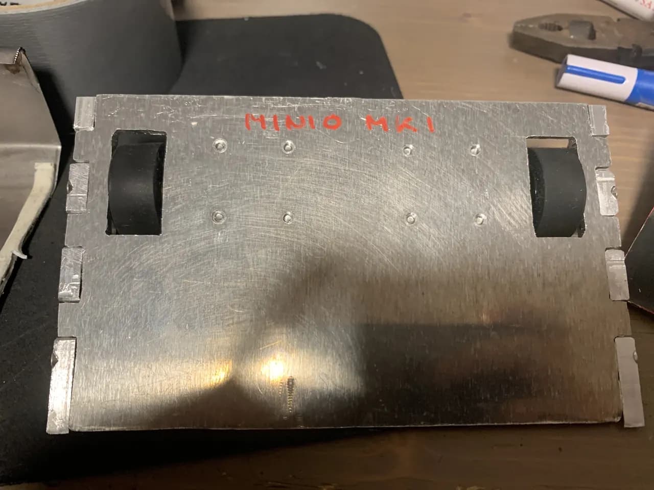 Cuña de aluminio Minio MK1, vista por debajo, con dos ruedas