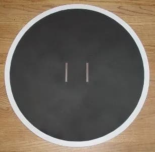 Dohyo circular negro con borde blanco, visto desde arriba