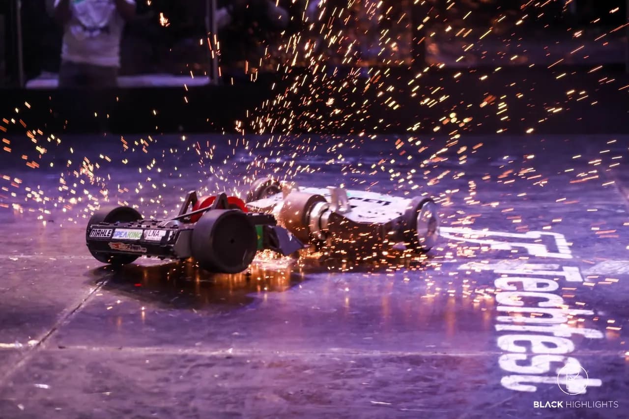 Un robot con tambor golpea a otro en una arena y salta una lluvia de chispas