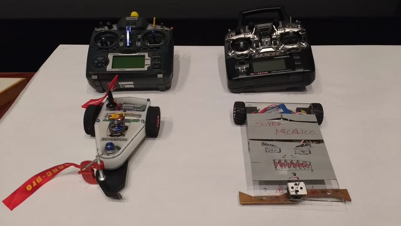 Scratch y Super Mecánico sobre una mesa, cada uno junto a su emisora de radio